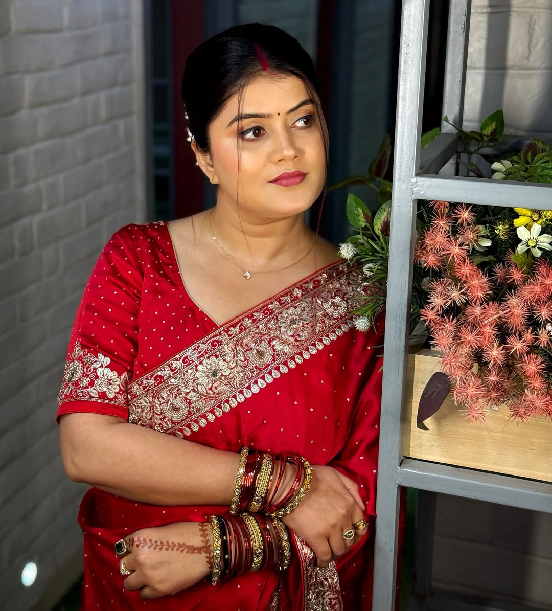 Flawless base, subtle eyes, and that perfect glow that shines under every light ✨💄📍 Varanasi –